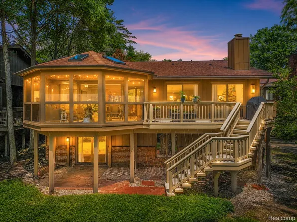 3709 Wabeek Lake Dr W, Bloomfield Hills, MI 48302