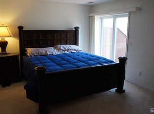 8 Ridgeview Ter, Oak Ridge, NJ 07438