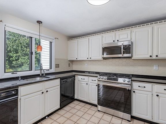 4th image of 14 Jefferey Ln Unit 14
