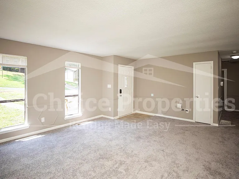 3142 Sleepy Hollow Dr — Photo 5