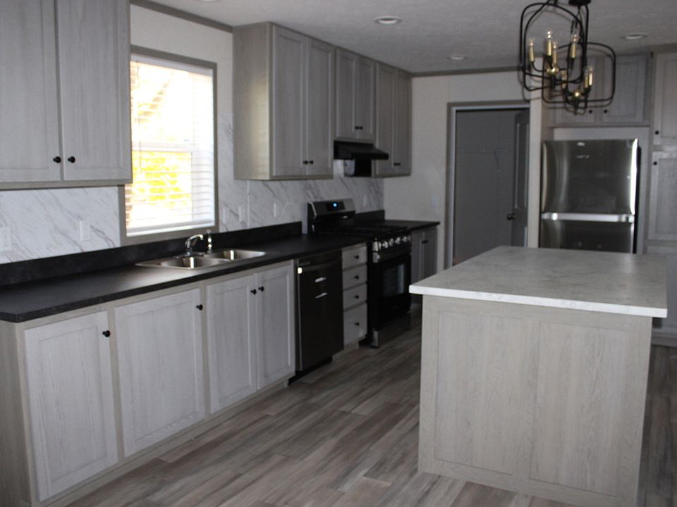 1st image of 193 Lakeshore Cir