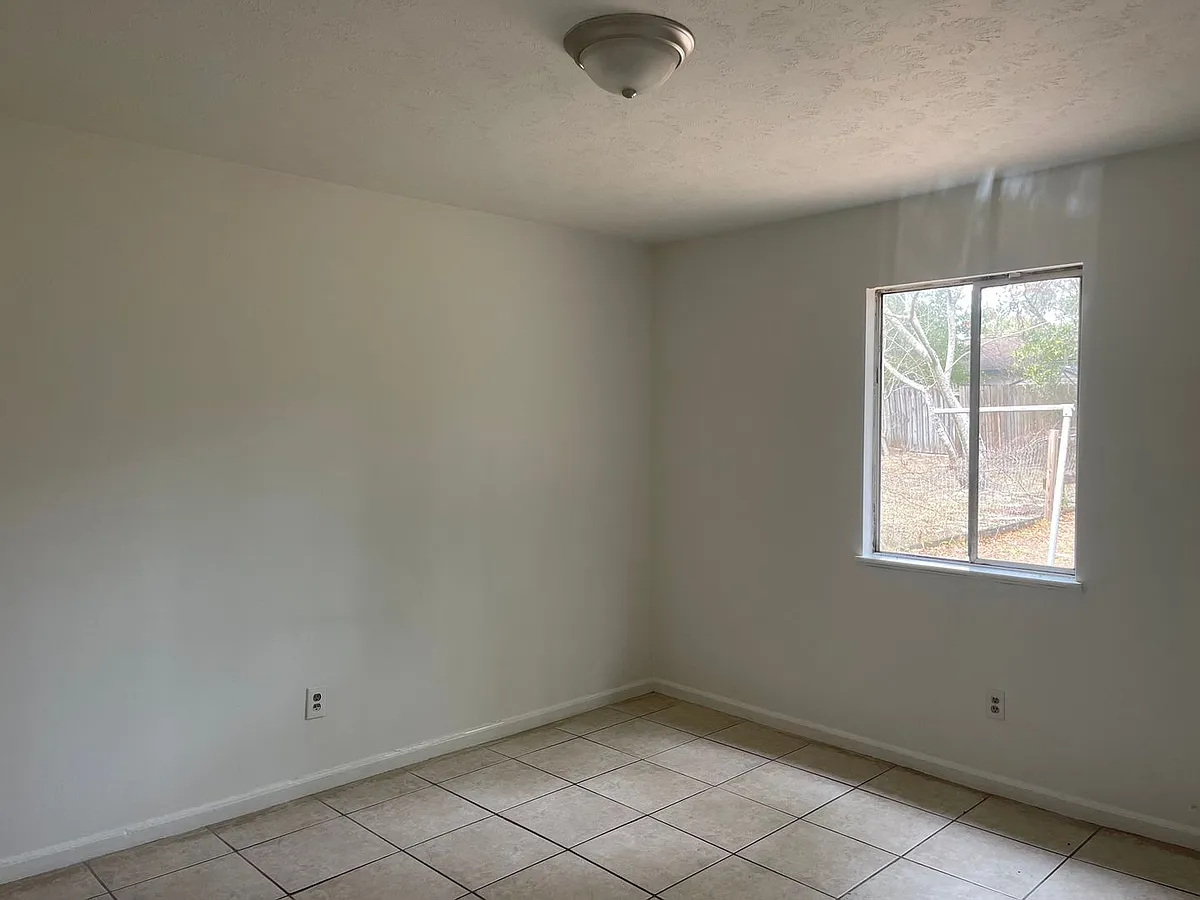 Building Photo - 266 White Oak Dr