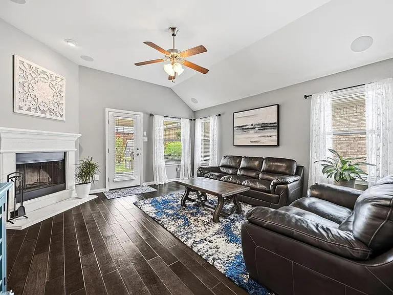 2660 Frances Ln — Photo 3