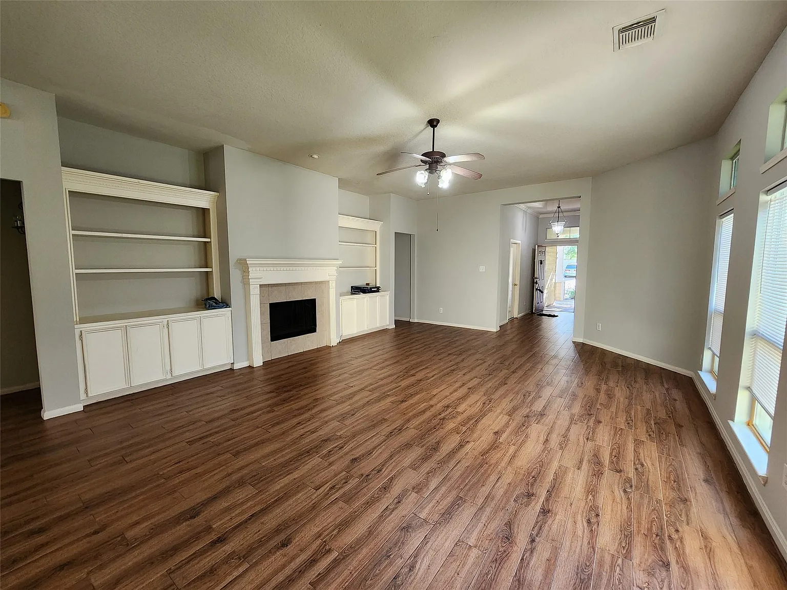 3 bed, 2.0 bath, 2011 sqft, $2,300 — Photo 3