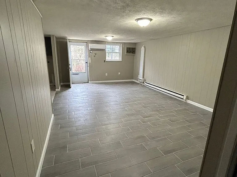1485 Laura Dr — Photo 3