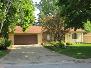 2760 He Nis Ra Ln, Green Bay, WI 54304