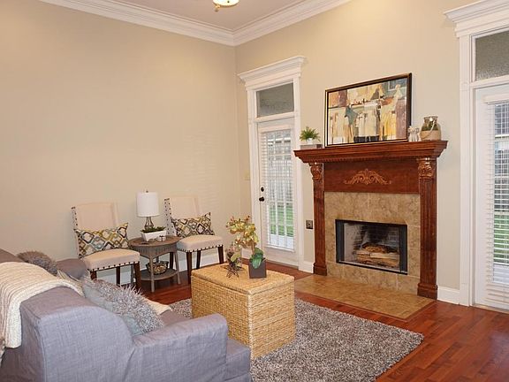 3rd image of 214 Oak Hill Ln