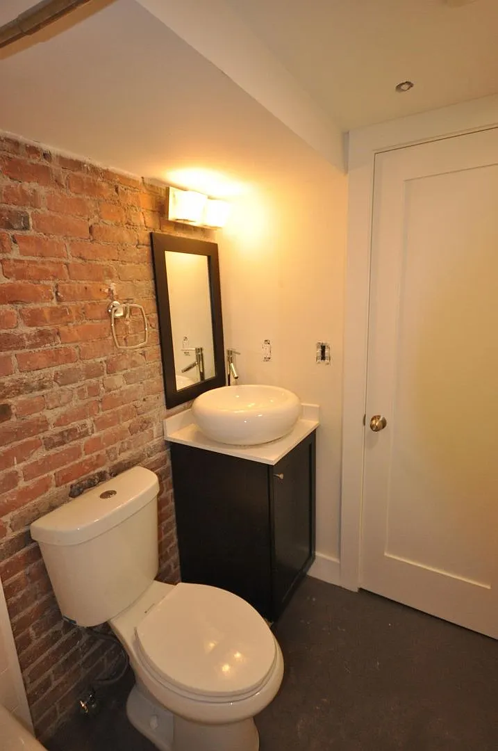 No Brokers Fee, Central Heat/AC, In-Unit Washer and Dryer, Large Fully Renovated, Eat-in Kitchen — Photo 4