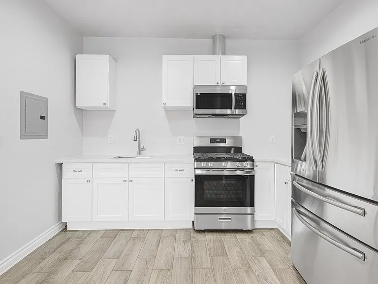 8459 Omelveny Ave — Photo 4