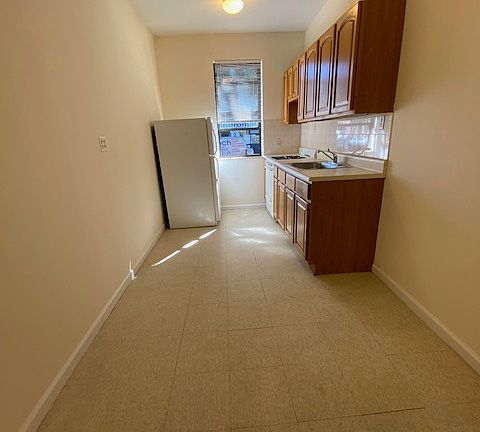 4th image of 31-22 34th St #1D