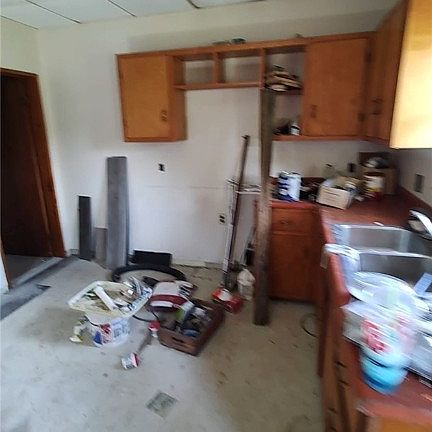 4th image of 180 Connellsville St