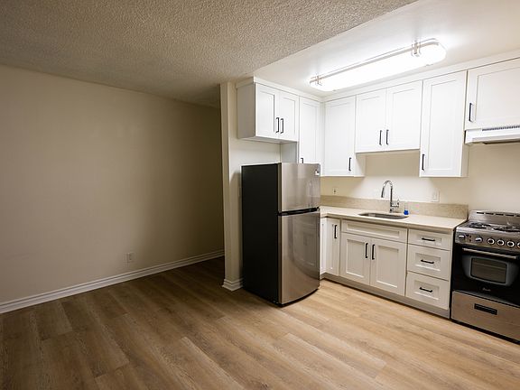 2nd image of 13059 Oxnard St #10A4