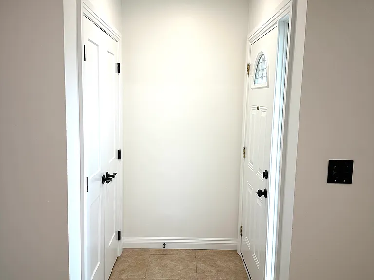 8565 Hampshire Dr — Photo 2