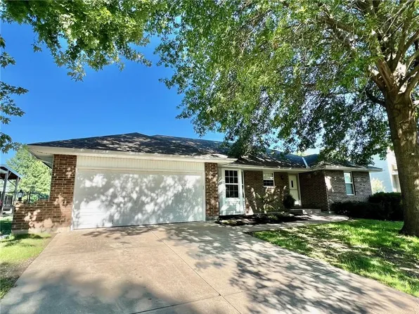 907 SW Hereford Dr, Grain Valley, MO 64029