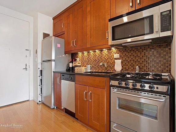 3rd image of 300 E 62nd St APT 1605