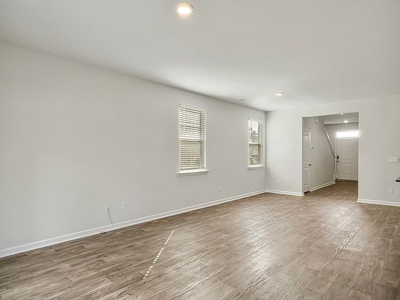 3rd image of 450 Cedarview Rd