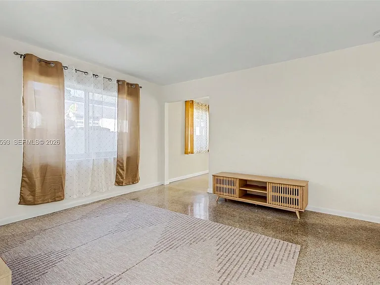 616 NW 3rd Ct — Photo 8