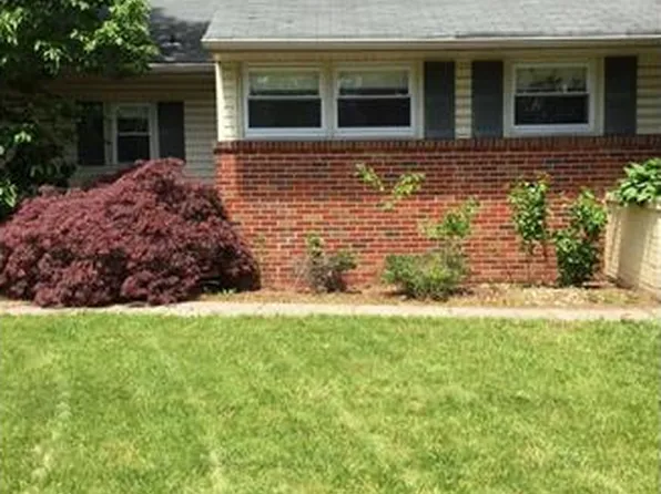 318 Metlars Ln, Piscataway, NJ 08854