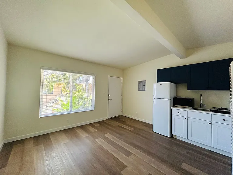 1733 Granville Ave — Photo 4