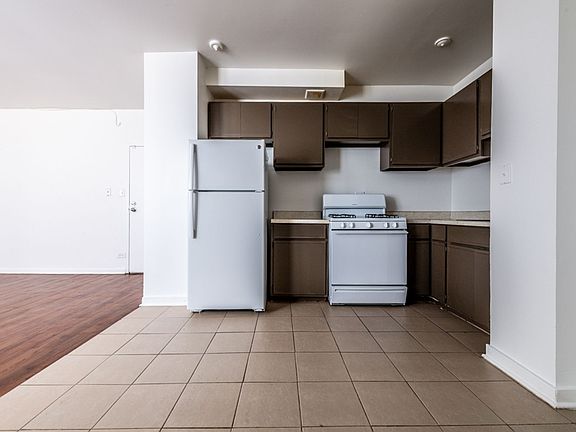 4th image of 1734 E 72nd St #1734-102