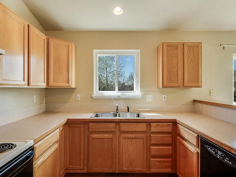 883 Emerald Dr — Photo 9