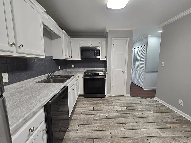 702 Westbrook Ct — Photo 6