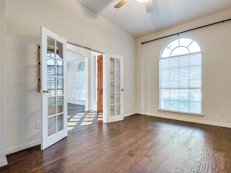 516 Cromwell Ct — Photo 2