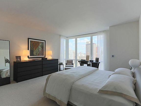 3rd image of 160 W 62nd St APT 39C