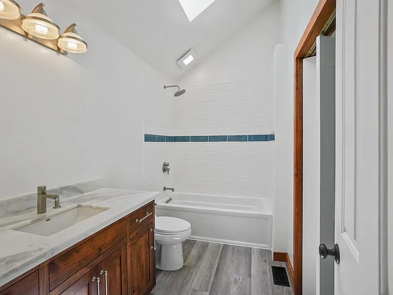 85 Valencia St — Photo 15