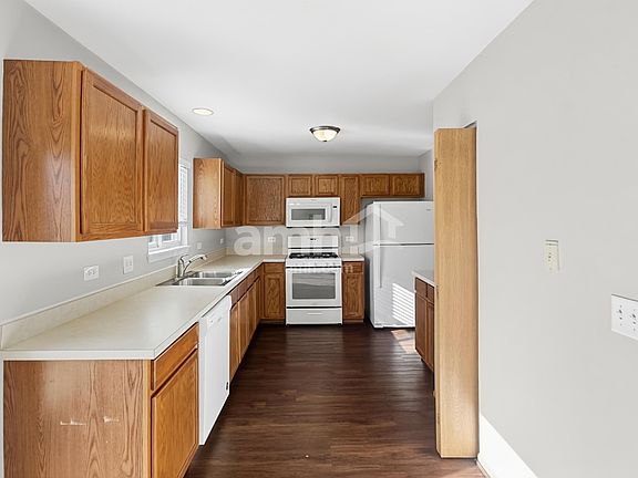 4th image of 3304 Allen St