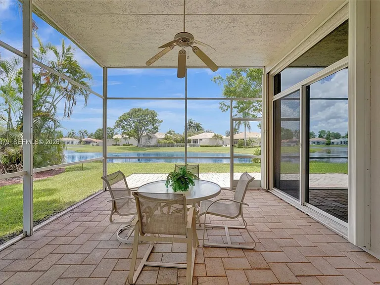 2525 Bay Pointe Ct — Photo 3