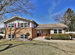 921 S Owen St, Mount Prospect, IL