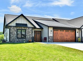 825 Bridle Ln, La Crescent, MN 55947