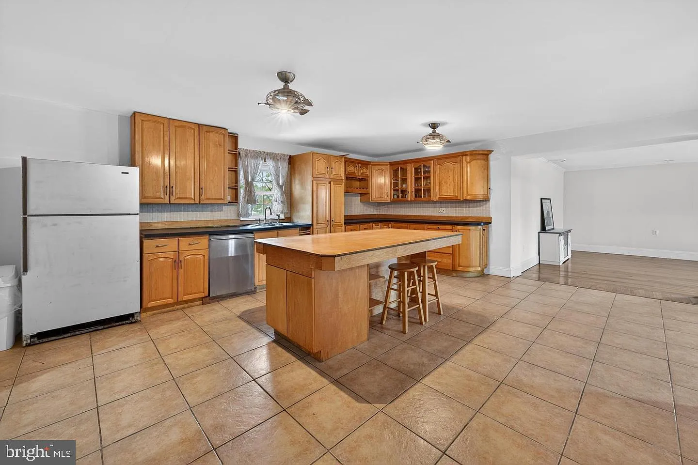 5 bed, 2.0 bath, 3700 sqft, $4,300 — Photo 3