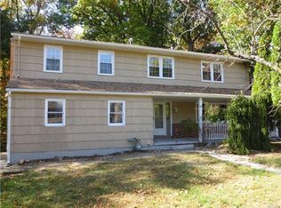 18 Bonnie Ct, Spring Valley, NY 10977