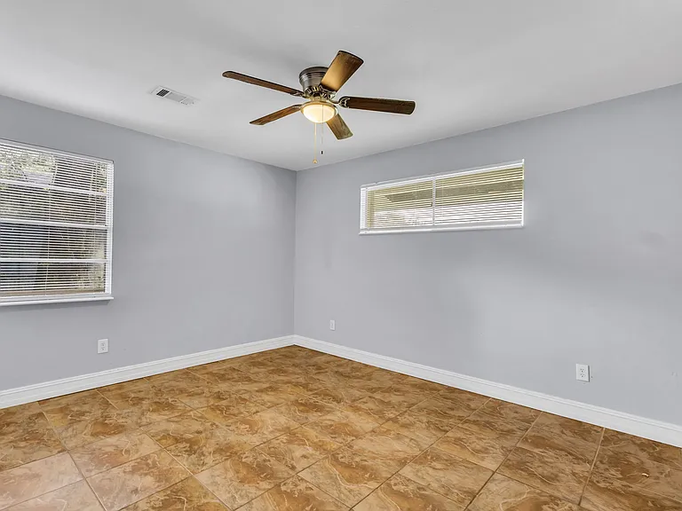 900 Carolina Dr — Photo 4