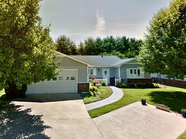 140 Derbyshire Dr, Hendersonville, NC 28792