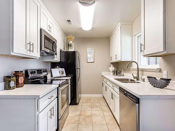 3rd image of 1375 Phelps Ave APT 11
