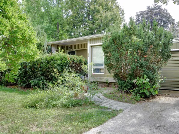 223 N Verzel Dr, Macomb, IL 61455