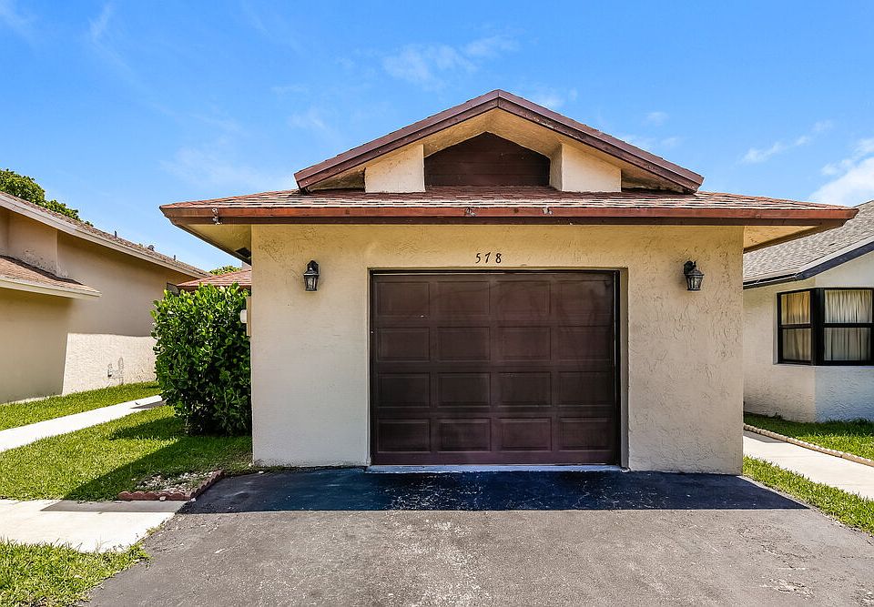 1st image of 578 Lakeside Cir
