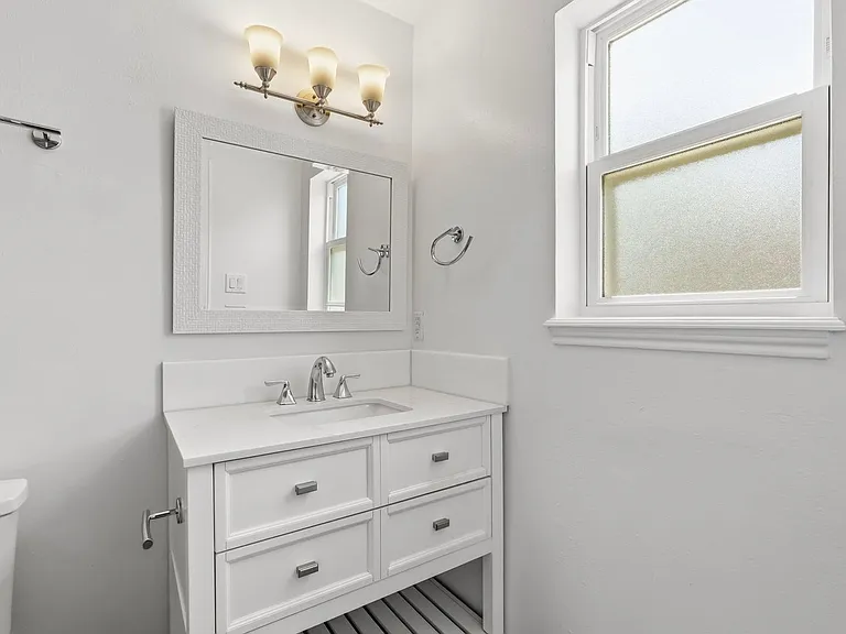 450 N Post Oak Ln — Photo 22