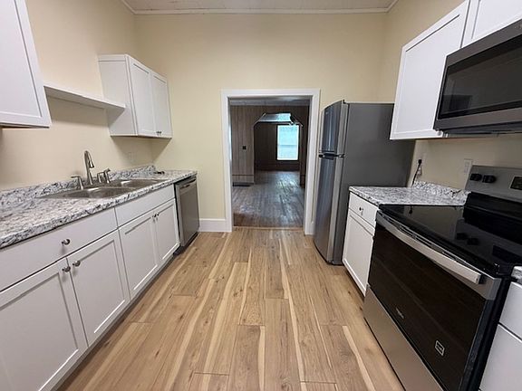 3rd image of 910 W Harvard St