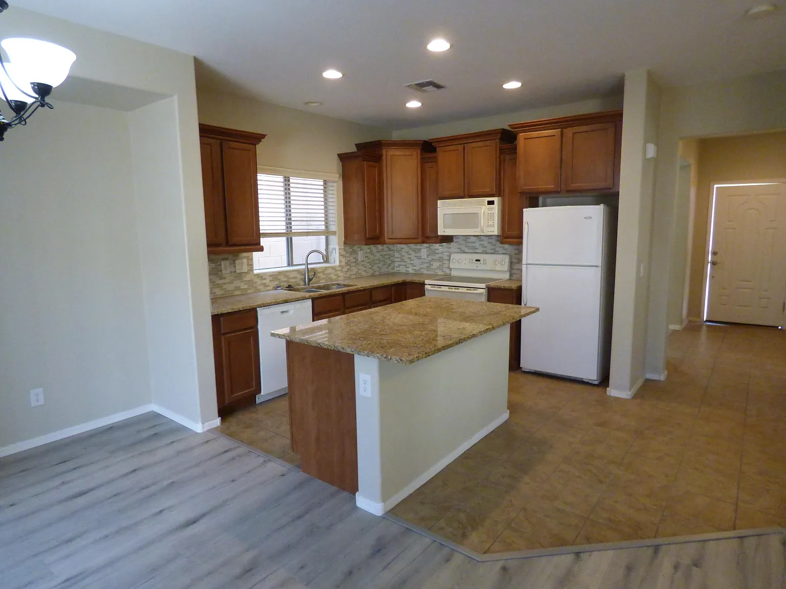3 bed, 2.5 bath, 1628 sqft, $1,995 — Photo 3