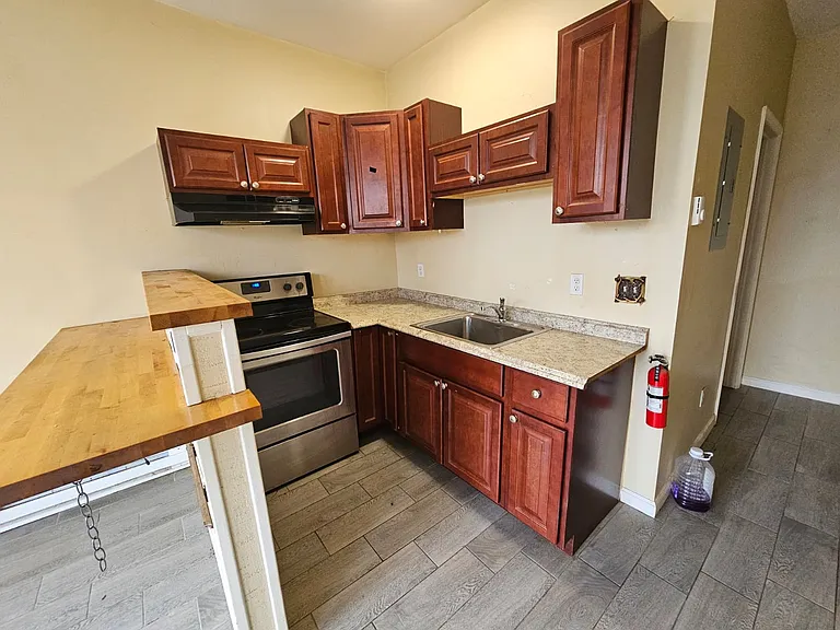 51 N Clinton St #5 — Photo 2