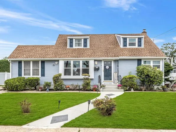 17 Eastwood Drive, Massapequa Park, NY 11762