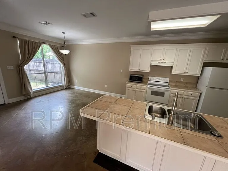 5557 Arialo Dr — Photo 7