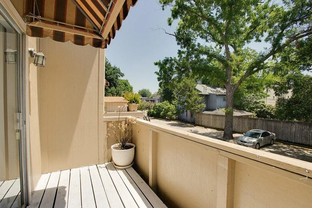 2 bed, 1.5 bath, 1026 sqft, $1,599 — Photo 3