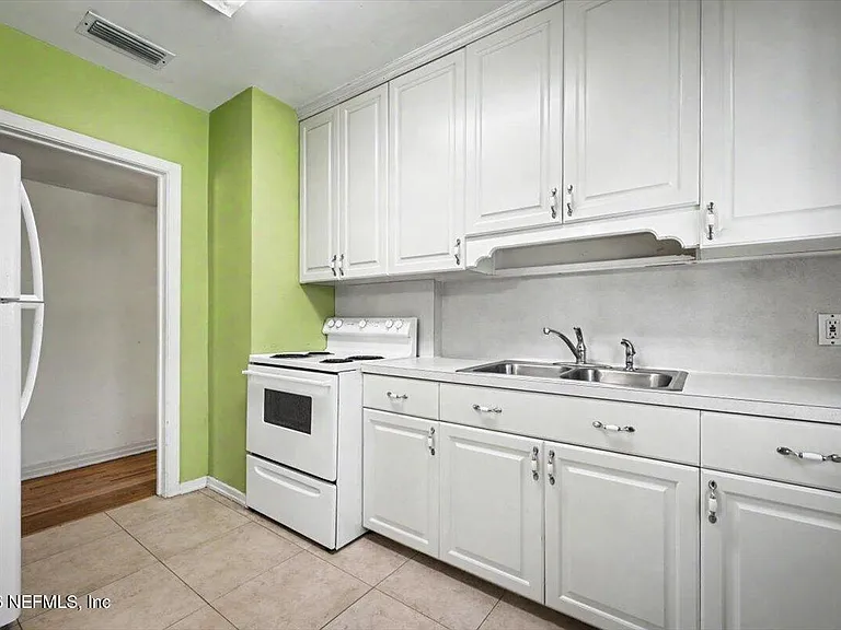 4252 Pinewood Ave — Photo 3