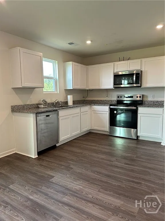 4 bed, 2.5 bath, 2070 sqft, $2,400 — Photo 4