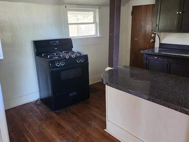 611 E College Ave — Photo 9